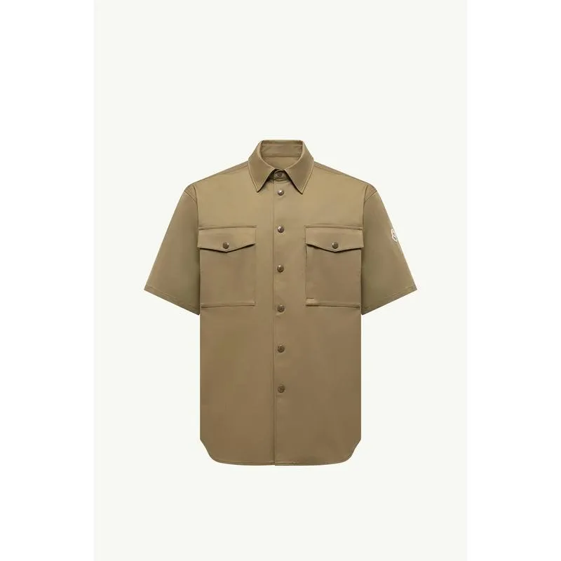 2025/26秋冬 MONCLER モンクレール メンズCAMICIA A MANICHE CORTE IN GABARDINE DI COTONEシャツ【verde oliva 】【送料無料】【正規品】
