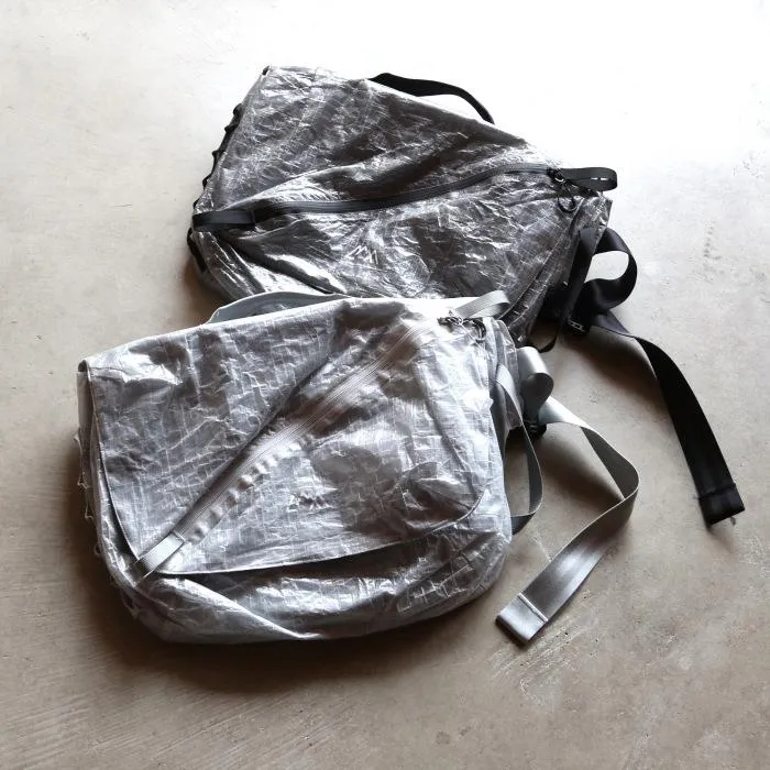 CMF OUTDOOR GARMENT バッグ 斜め掛け アウトドアガーメント メッセンジャーバッグ MESSENGER BAG DYNEEMA グレー/ホワイト GRAY/WHITE 2色展開 2026春夏新作