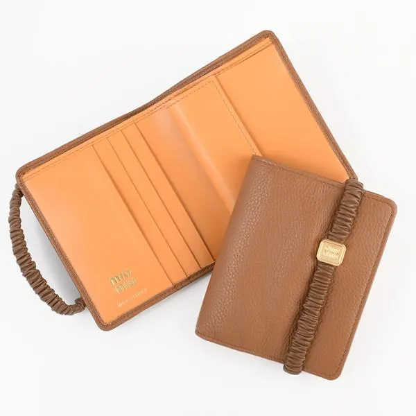 【10％OFF】MIU MIU ミュウミュウ 財布 ウォレット レザーバンド付き 二つ折り財布 5MV204 2CSK レディース ブラウン レザー