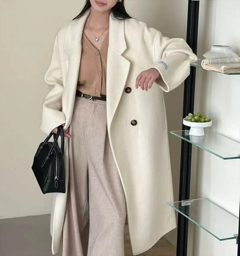 ダブルボタン ウール ロングコート レディース アウター 上着 羽織 チェスター ロング 丈長 長袖 ドロップショルダー Vネック 襟付き ポケット 前開き ボタン かわいい 大人可愛い きれいめ シンプル カジュアル 上品 おしゃれ ルーズ 無地 春 秋 冬 ママ 通勤 学生