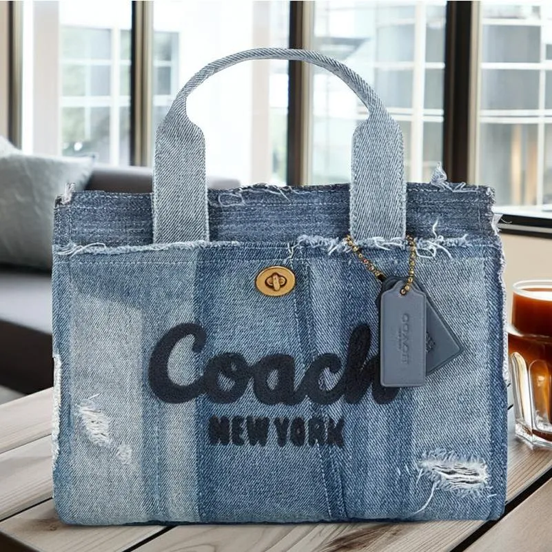 コーチ デニムバッグ 2026春新作 トートバッグ ショルダーバッグ 3WAY 斜め掛け レディース メンズ COACH カーゴ トート 26 リパーパス デニム パッチワーク
