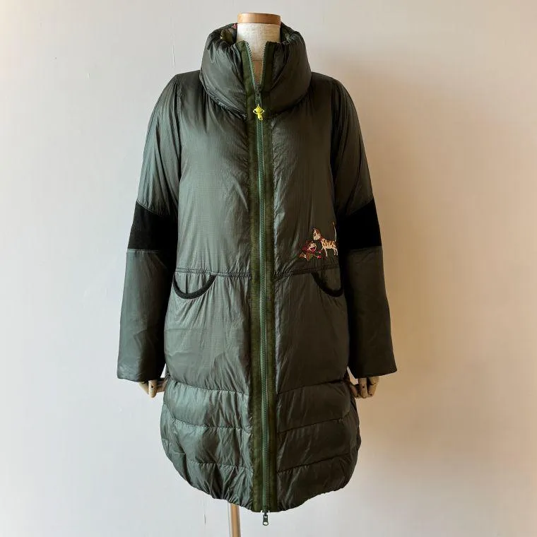 【40％OFF SALE】アルベロベロ(Alberobello)　Catプリント リバーシブルダウンコート（ミドル丈）（カーキ×グリーン）【2025 WINTER COLLECTION】送料無料