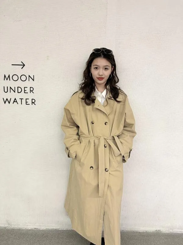 コート 女性用 春 ベージュ ロングコート 韓国風 ゆったり ダブルブレスト 膝丈 ノーカラー コットン混 綿素材 ナイロン混 長袖 ウエストベルト ミドル厚 ワイドシルエット 長め丈 100cm超 ソリッドカラー 複合加工 日常使い ゆったりフィット