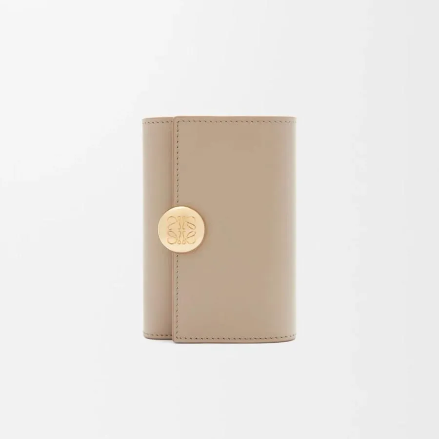 ロエベ LOEWE 2026春夏レディース ぺブル バーティカル ウォレット 財布 スモール【サンド 】【送料無料】【正規品】