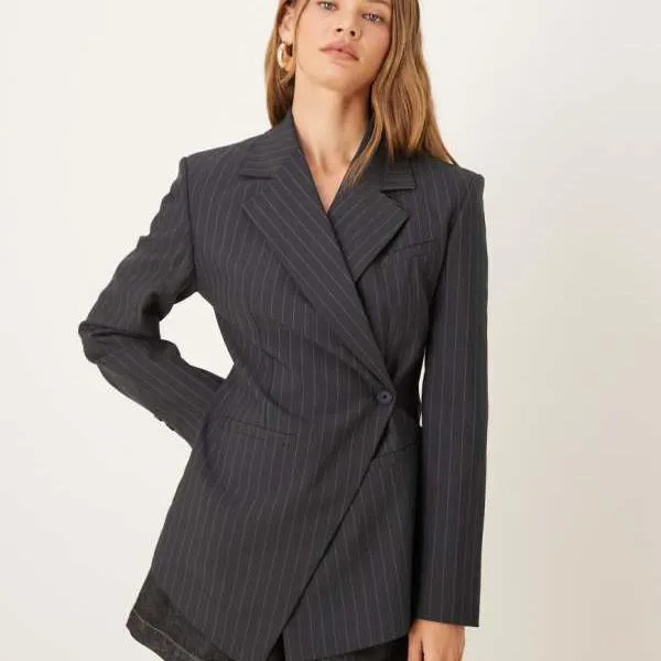 エイソス ASOS asos ASOS DESIGNのネイビーのピンストライプのカットアウェイヘムのテーラードウエストブレザー アウター レディース 女性 インポートブランド 小さいサイズから大きいサイズまで
