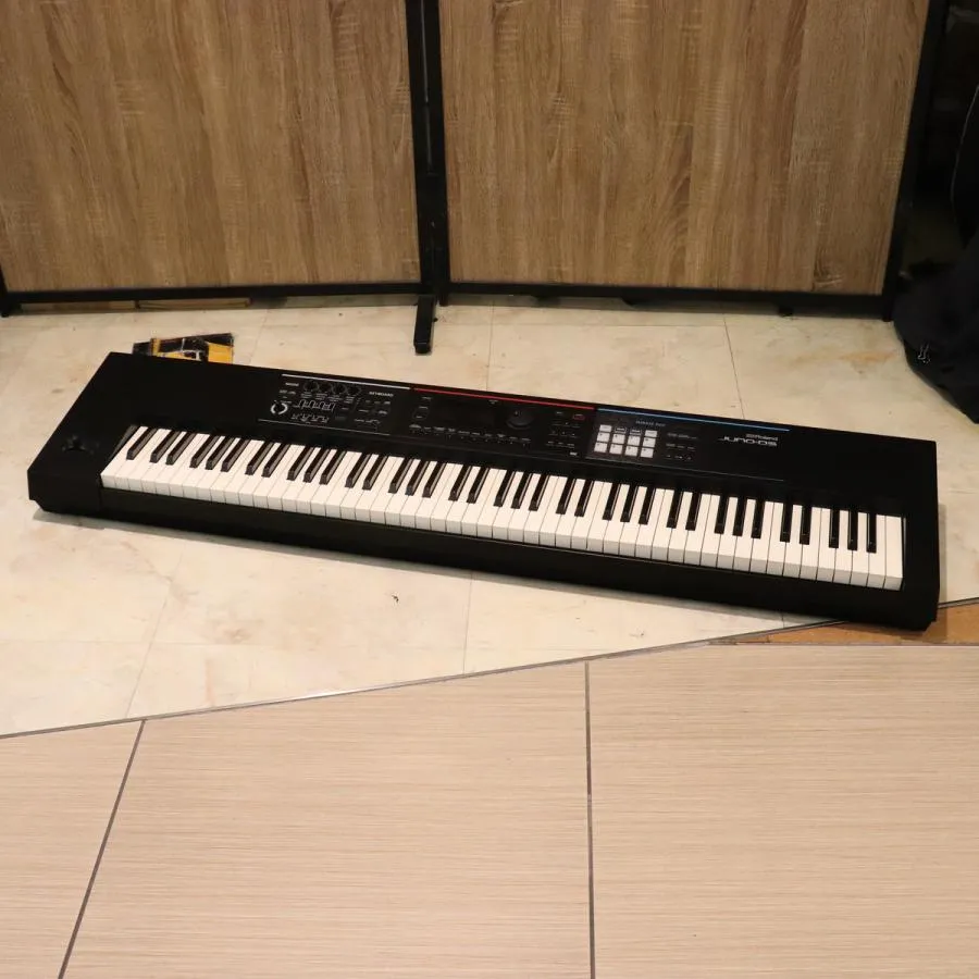 (中古)Roland / JUNO-DS88 Synthesizer (梅田店)(梅田限定！4月19日までのタイム・セール)
