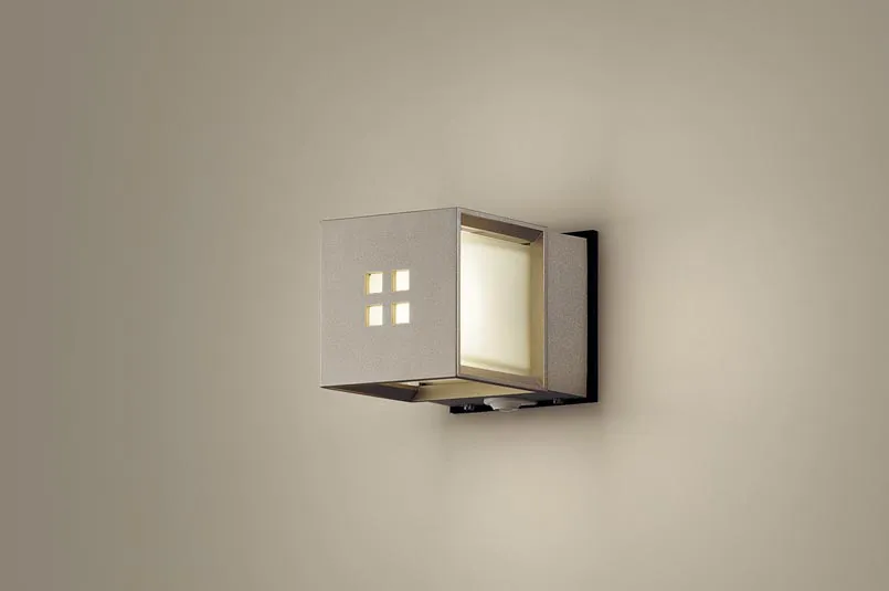 パナソニック 壁直付型 LED（電球色） ポーチライト 密閉型 LED電球交換型・防雨型・FreePaお出迎え・点灯省エネ型・明るさセンサ付 白熱電球40形1灯器具相当 ランプ付 LGWC85040YF