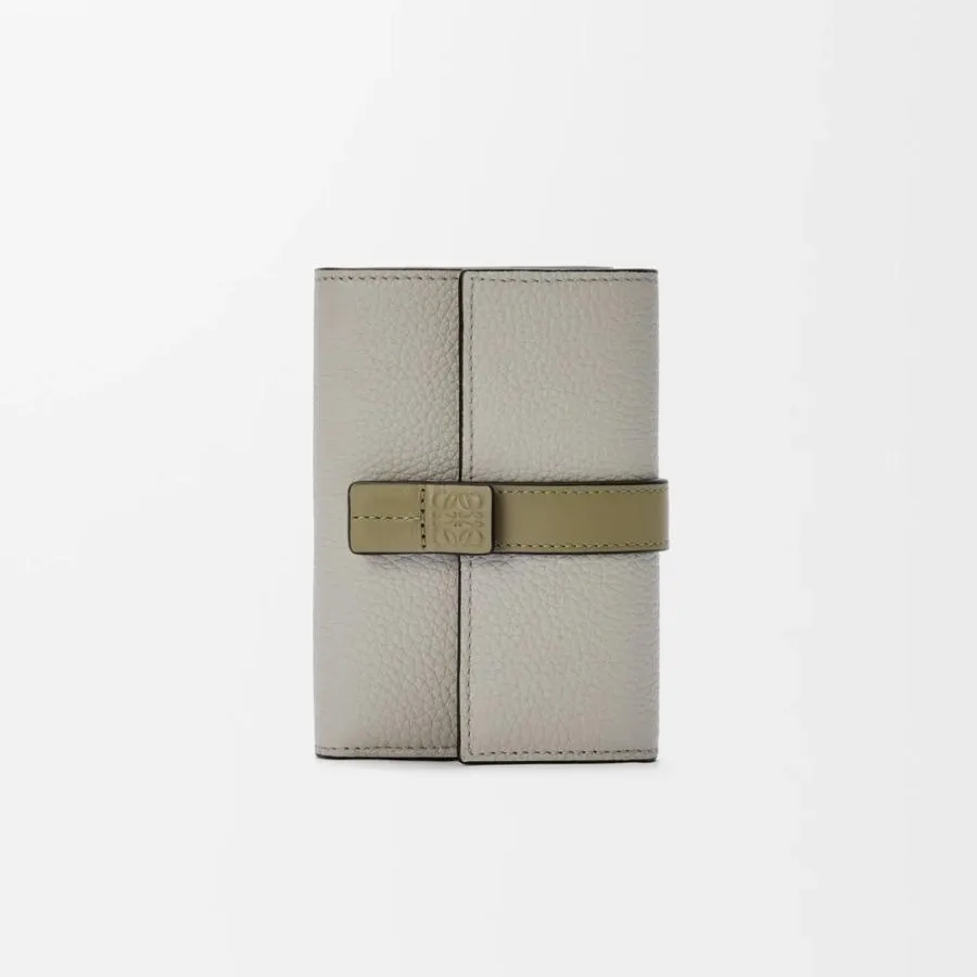 ロエベ LOEWE 2026春夏レディース バーティカル ウォレット 財布 スモール【シェルグレー/ユーカリ 】【送料無料】【正規品】