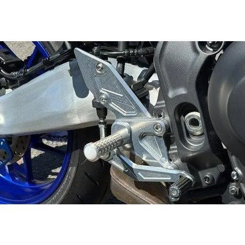 AGRAS アグラス バックステップ ステップバータイプ：MFJ-B / アルマイトカラー：チタン ステップバーエンドカラー：白 MT-09 SP YAMAHA ヤマハ ステップ