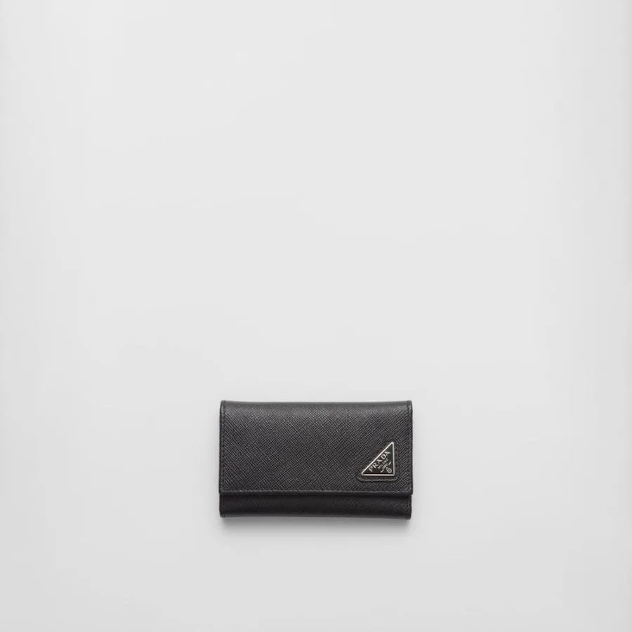 プラダ PRADA 2026春夏 メンズ サフィアーノレザートライアングル キーケース【ブラック 】【送料無料】【正規品】