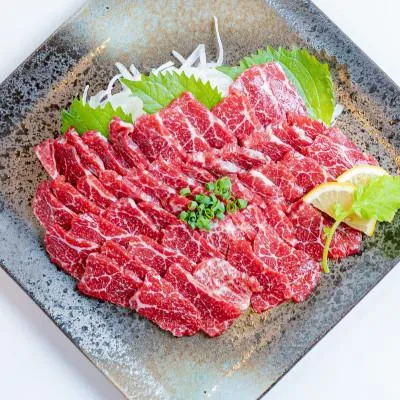 ふるさと納税 南阿蘇村 【毎月定期便】馬刺し特選スライス 300g(南阿蘇)全6回