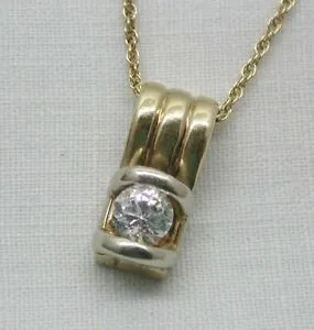 【送料無料】ネックレス 9ctペンダントチェーンa very nice 9ct gold and white stone pendant and chain