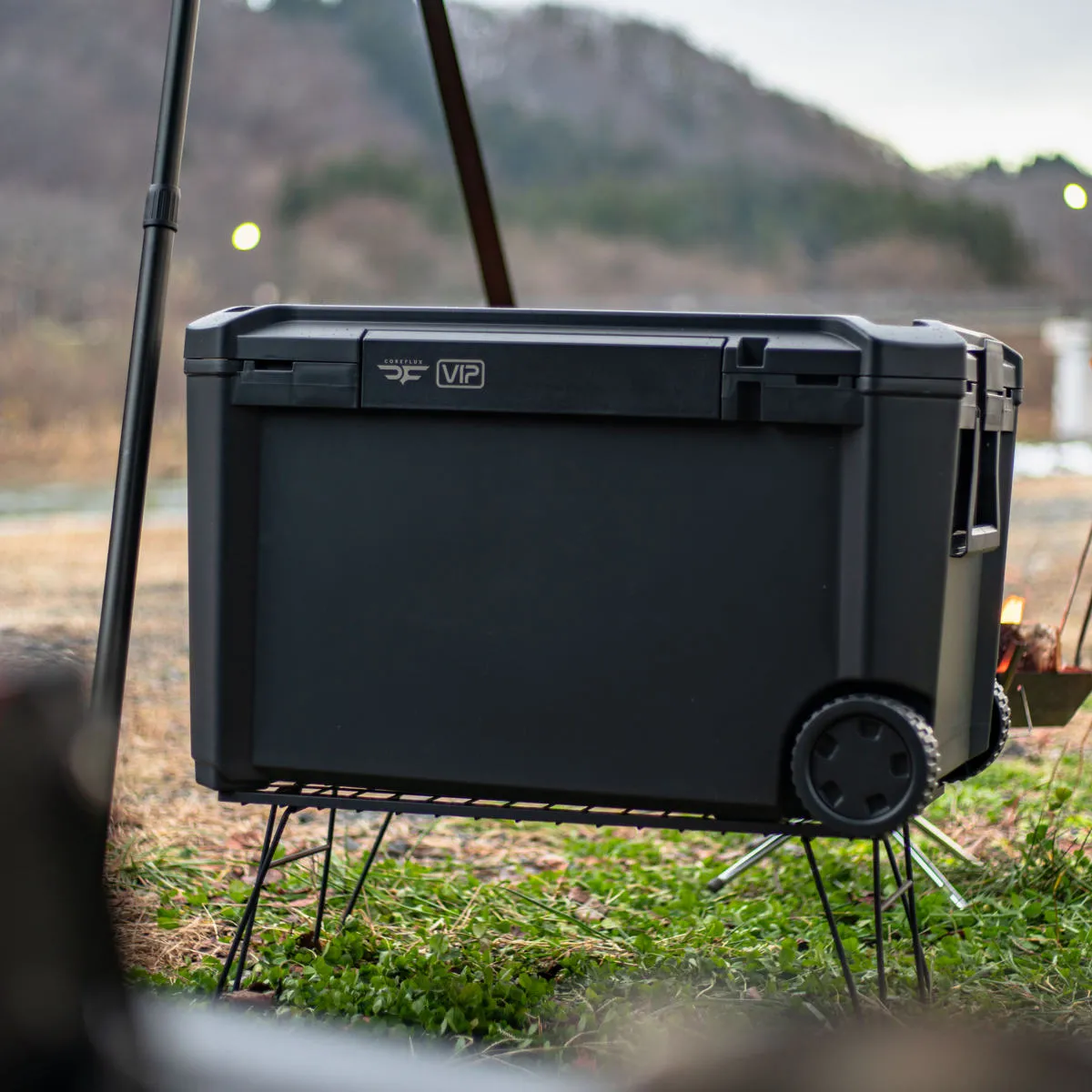 クーラーボックス 65L COREFLUX VIP 座れる 耐荷重100kg （ 保冷 クーラーBOX 保冷ボックス アウトドア用品 65リットル クーラー ボックス BOX 冷蔵ボックス 真空断熱 長時間保冷 氷長持ち キャンプ アウトドア ハンドル 持ち手付き ）【39ショップ】