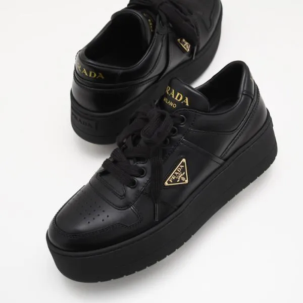 PRADA プラダ シューズ ダウンタウン ボールド レザー スニーカー 1E792M 3LPF レディース ブラック ロゴ カジュアル ゴールド レースアップ ラバーソール