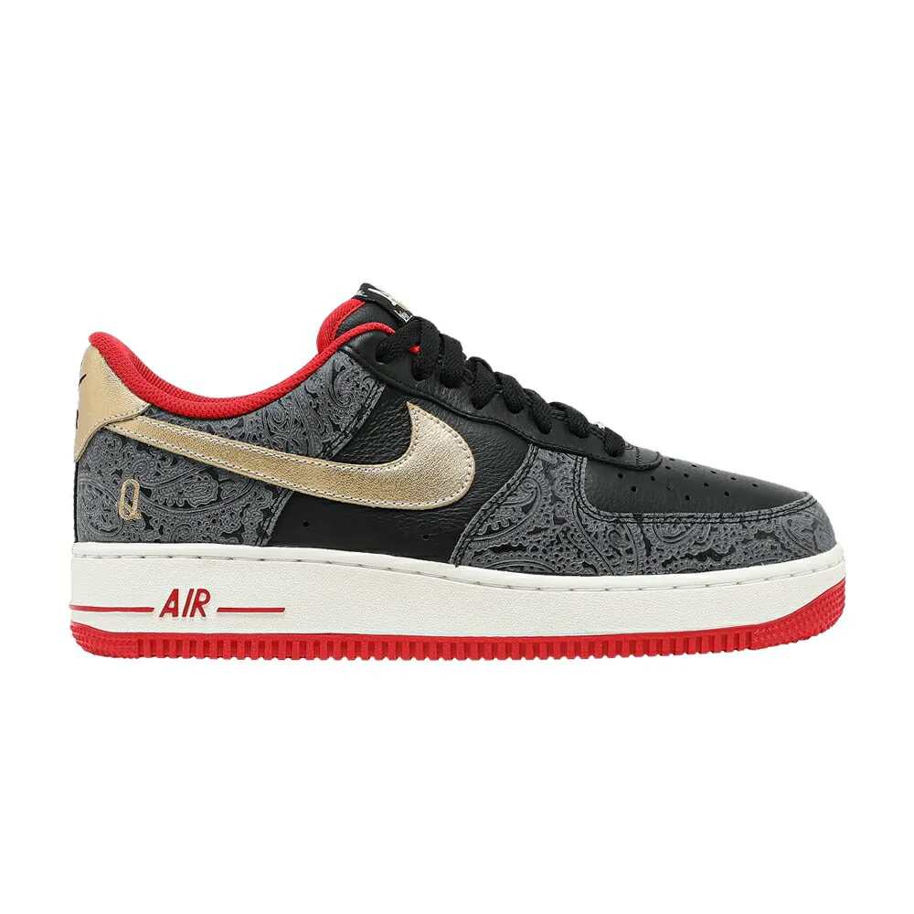ナイキ 黒色 ブラック 赤 レッド エアフォース 07 PADES スニーカー メンズ NIKE AIR FORCE 1 LX / BLACK UNIVERSITY RED METALLIC