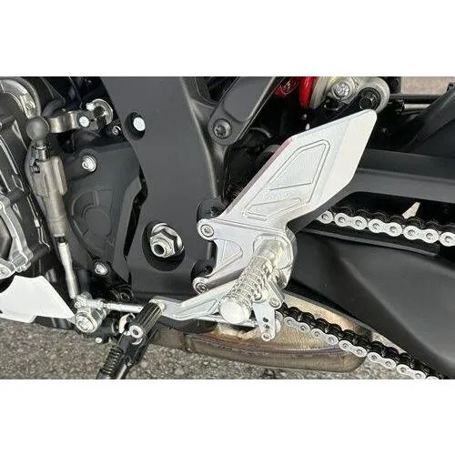 AGRAS アグラス バックステップ アルマイトカラー：ガンメタ / ステップバー：MFJ-B ステップバーエンドカラー：白 YZF-R9 YAMAHA ヤマハ ステップ 足回り