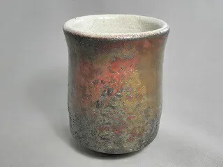 黒虹彩楽焼 湯のみ 文部大臣奨励賞受賞作家 荒川明作 こだわりのギフト 還暦祝い などの贈り物に最適  無料ラッピング gyu-21