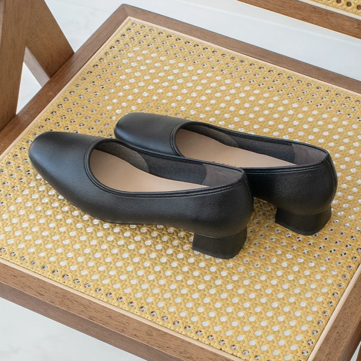 Bridget Birkin◆晴雨兼用◆2.5cmヒール◆プレーンスクエアパンプス／ブリジット バーキン（Bridget Birkin）
