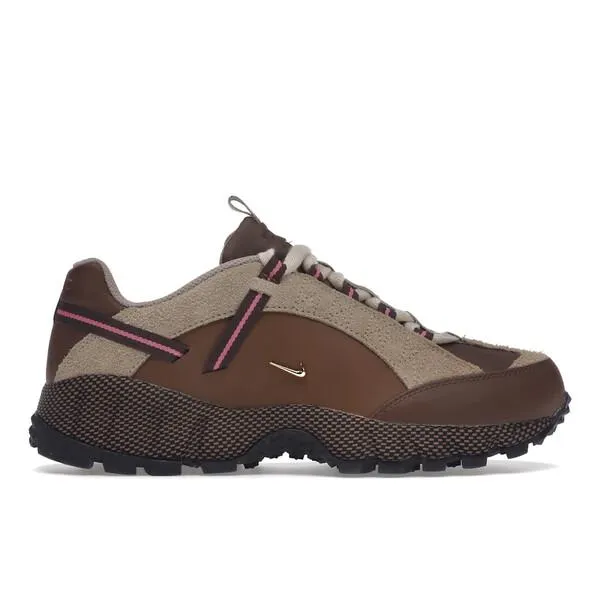 Nike ナイキ レディース スニーカー Nike Air Humara LX Jacquemus Ale Brown Gold (Women's) 【サイズ US_7.5(24.5cm) 】