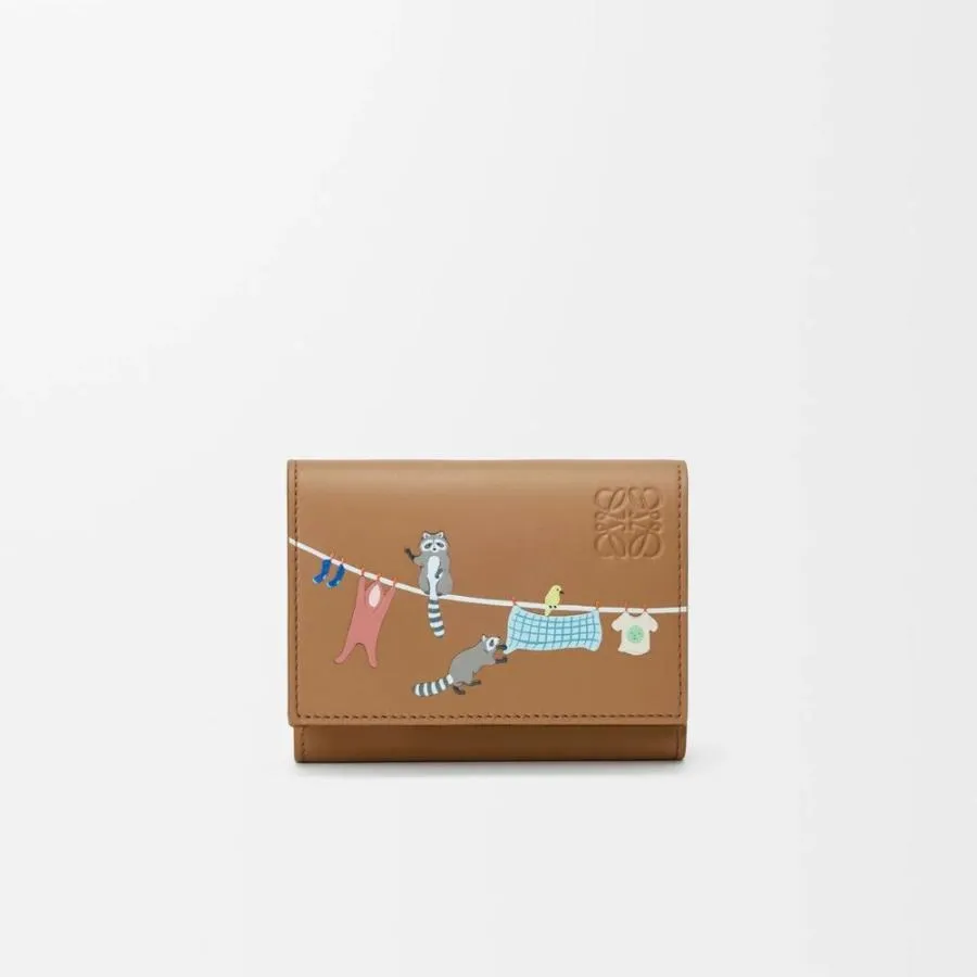 ロエベ LOEWE 2026春夏レディース アライグマ トライフォールド ウォレット 財布【モカ 】【送料無料】【正規品】