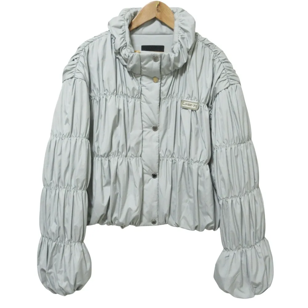 【中古】美品 クリーニング済 FOXEY フォクシー Short Coat Neige メタルプレート タフタ 中綿 ショートジャケット 43870 40 スモーキーブルー レディース Luxs ブランド古着のリュクス
