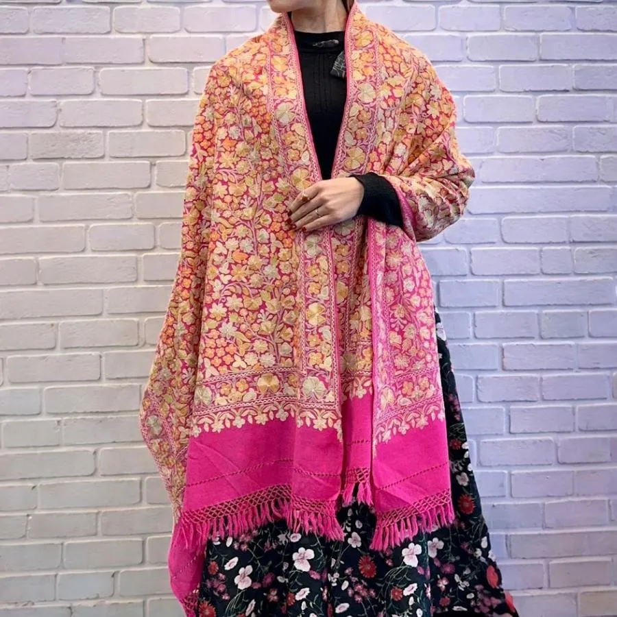 ショール カシミール刺繍 メリノウール 大判 手刺繍 花柄 ピンク×イエロー インド製 一点物 伝統工芸 華やか 品格 伝統技法 上質 熟練職人 立体感 奥行き